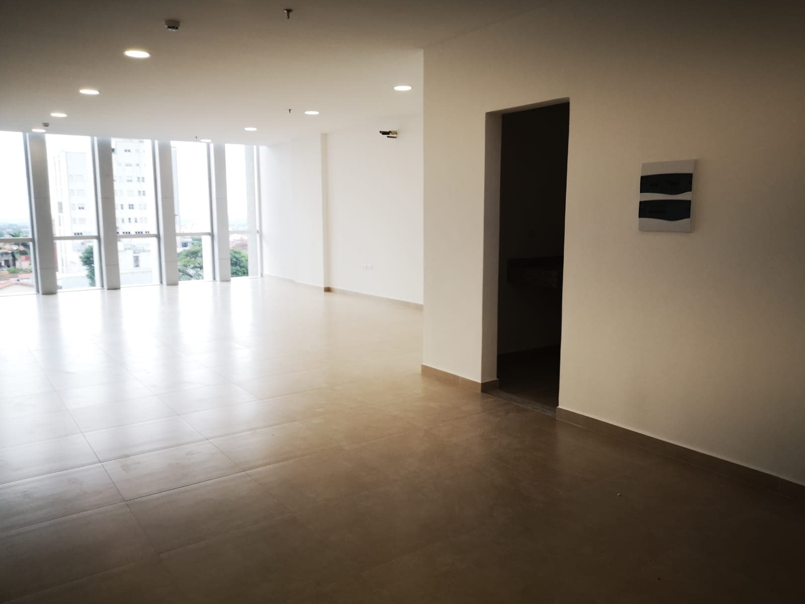 Invertí seguro! Gran oficina en elegante edificio, foto 3