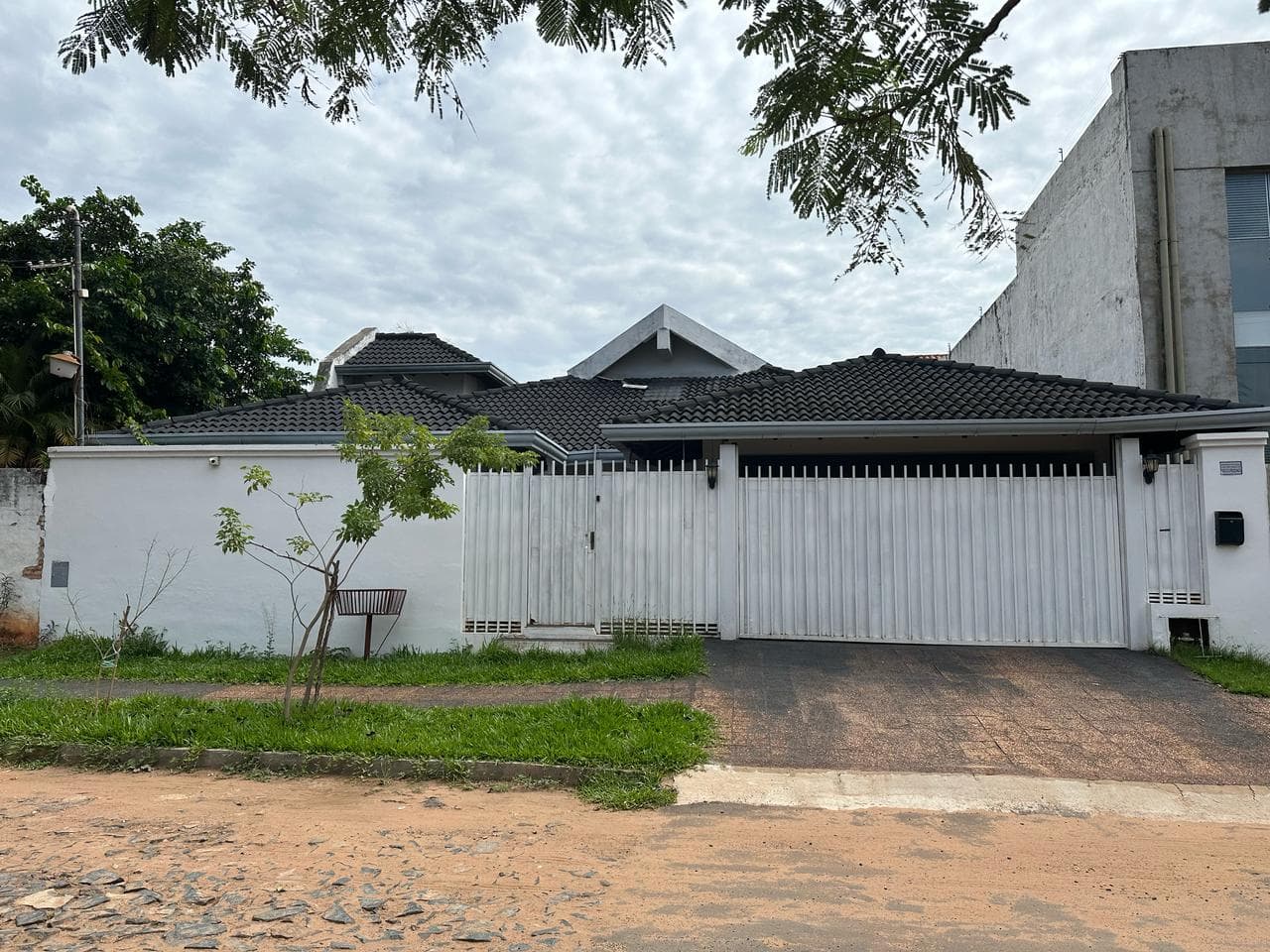 Vendo hermosa casa en barrio madame lynch