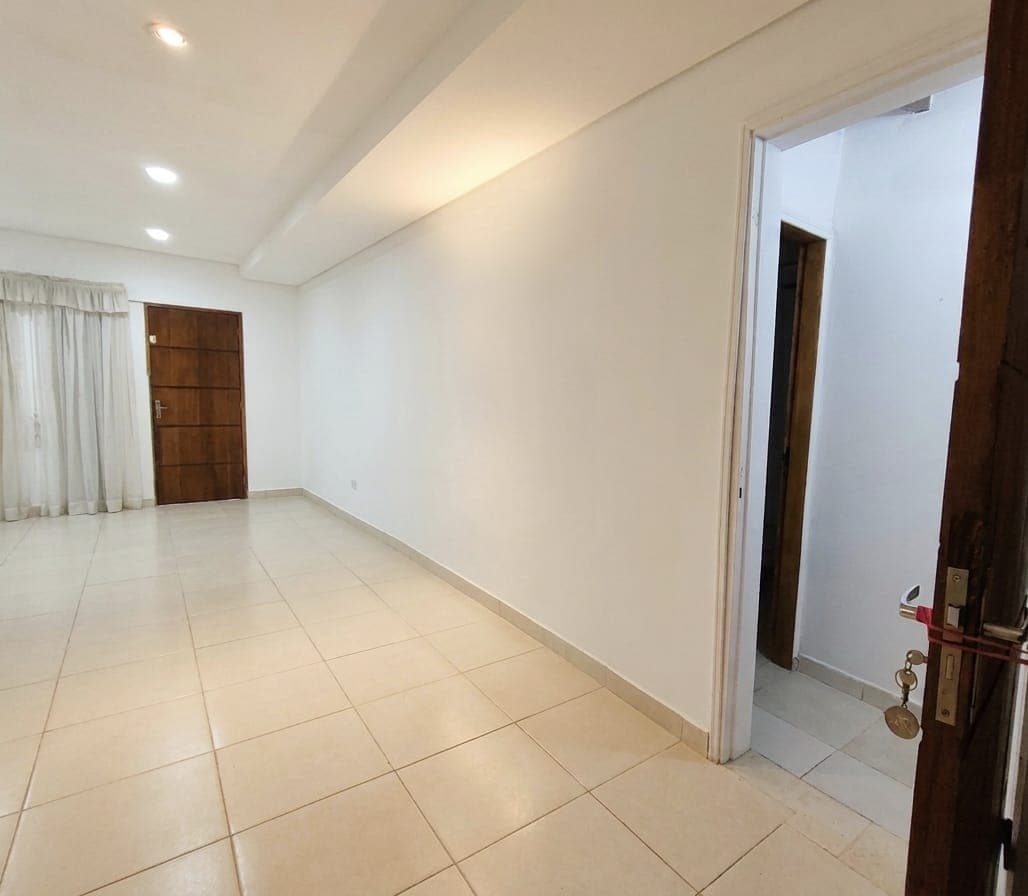 ! Casa con salón independiente sobre Av. Médicos del Chaco – Lambaré, foto 5