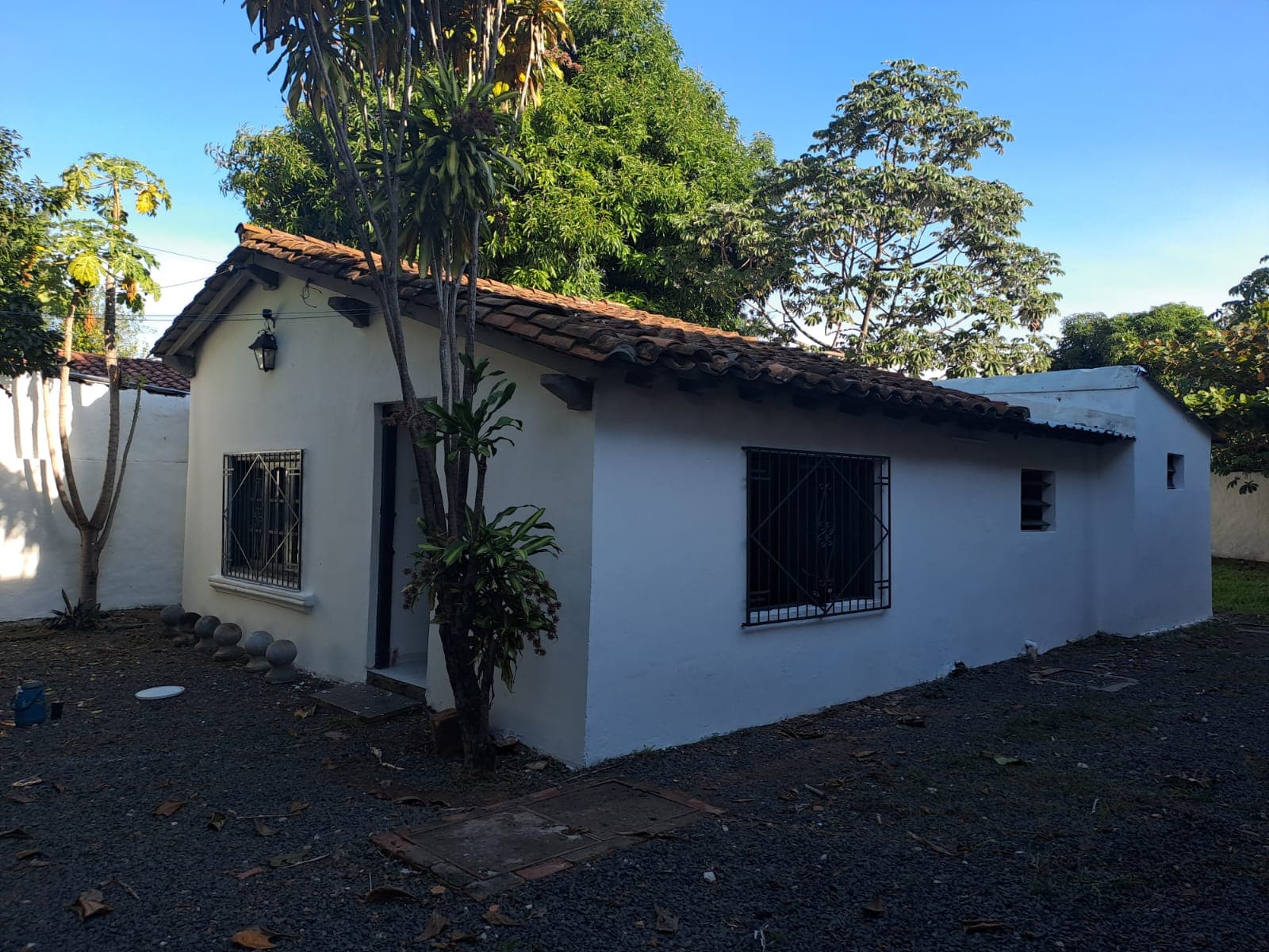 Alquilo casa p/ of c patio en barrio sta maría – la bomba sta teresa