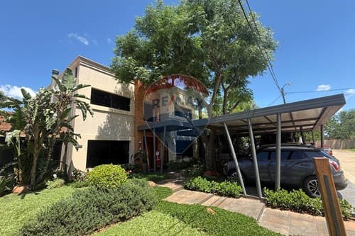 Amplia Residencia Estilo Toscano en Luque
