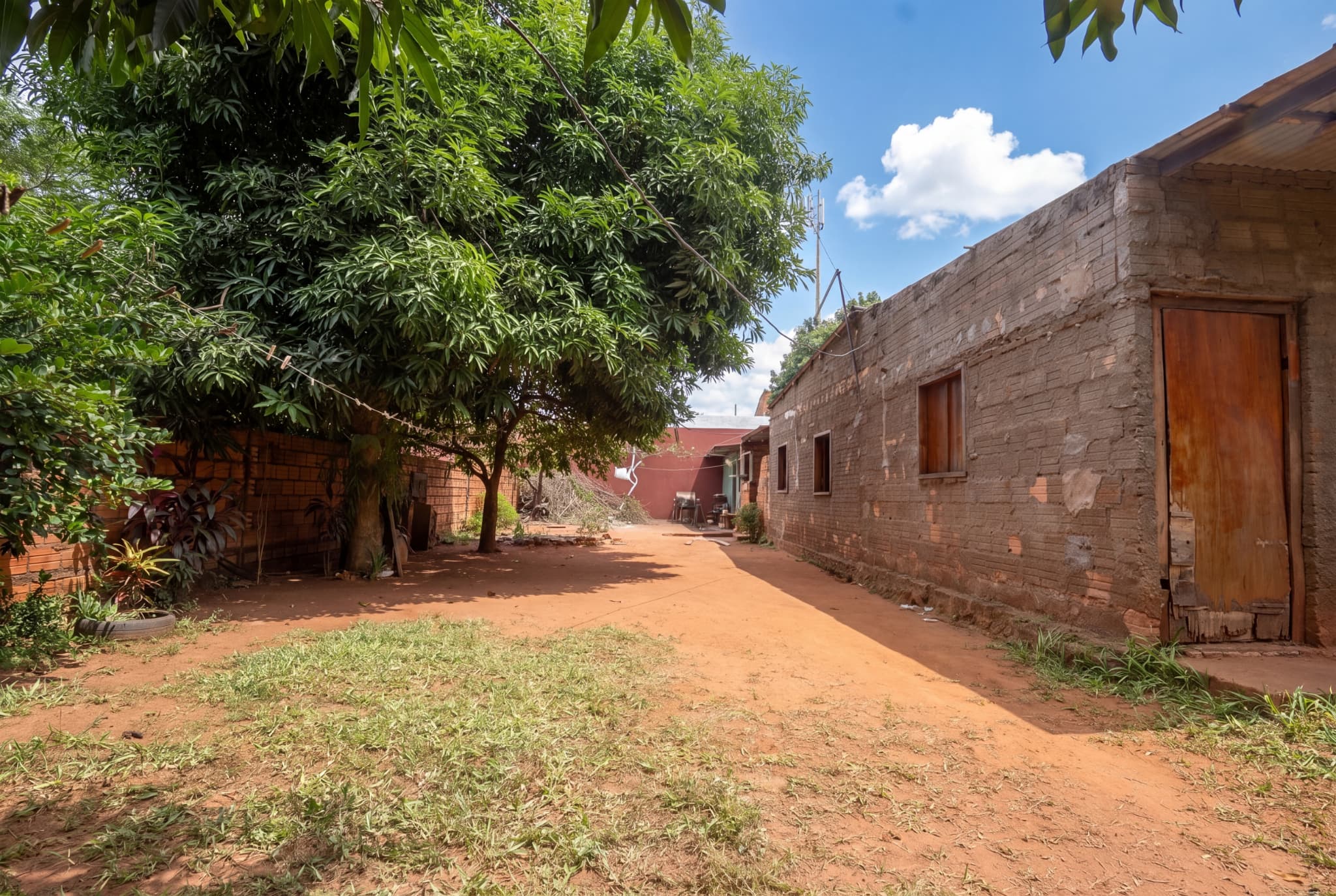 Terreno + pequeña construcción en Venta Luque Moracue