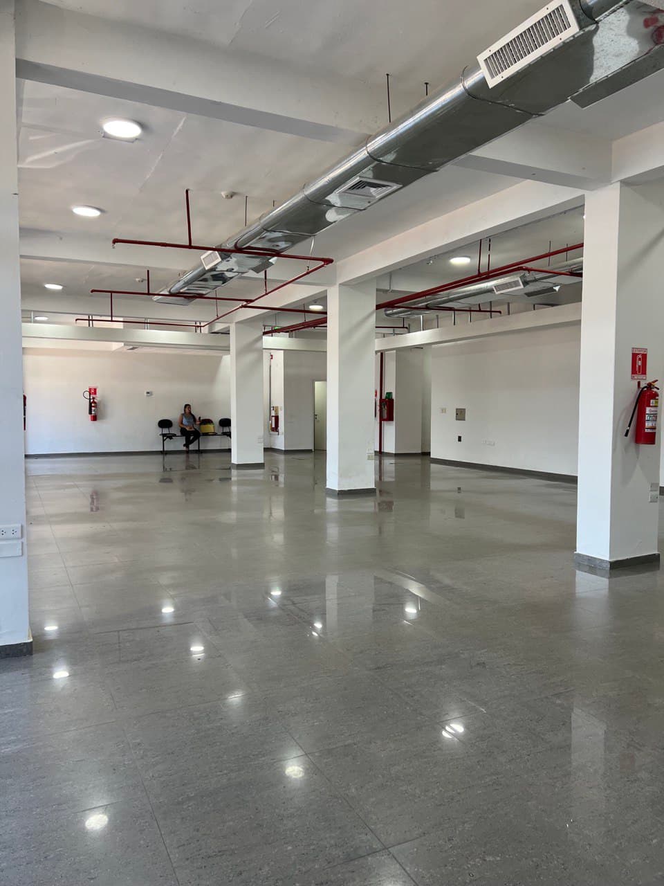 Imponente edificio corporativo con oficinas y estacionamientos sobre avenida artigas zona distrito perseverancia — foto 2