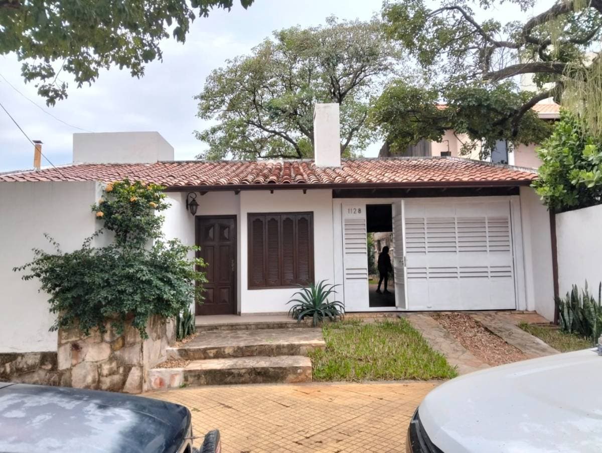 Alquilo hermosa casa en barrio mburucuya