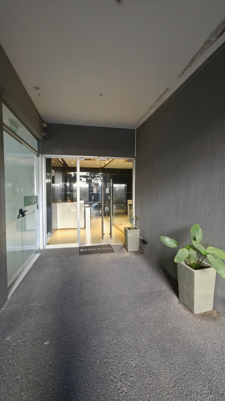 Alquilo oficina en edificio park plaza - a 50 mts del shop. Del sol