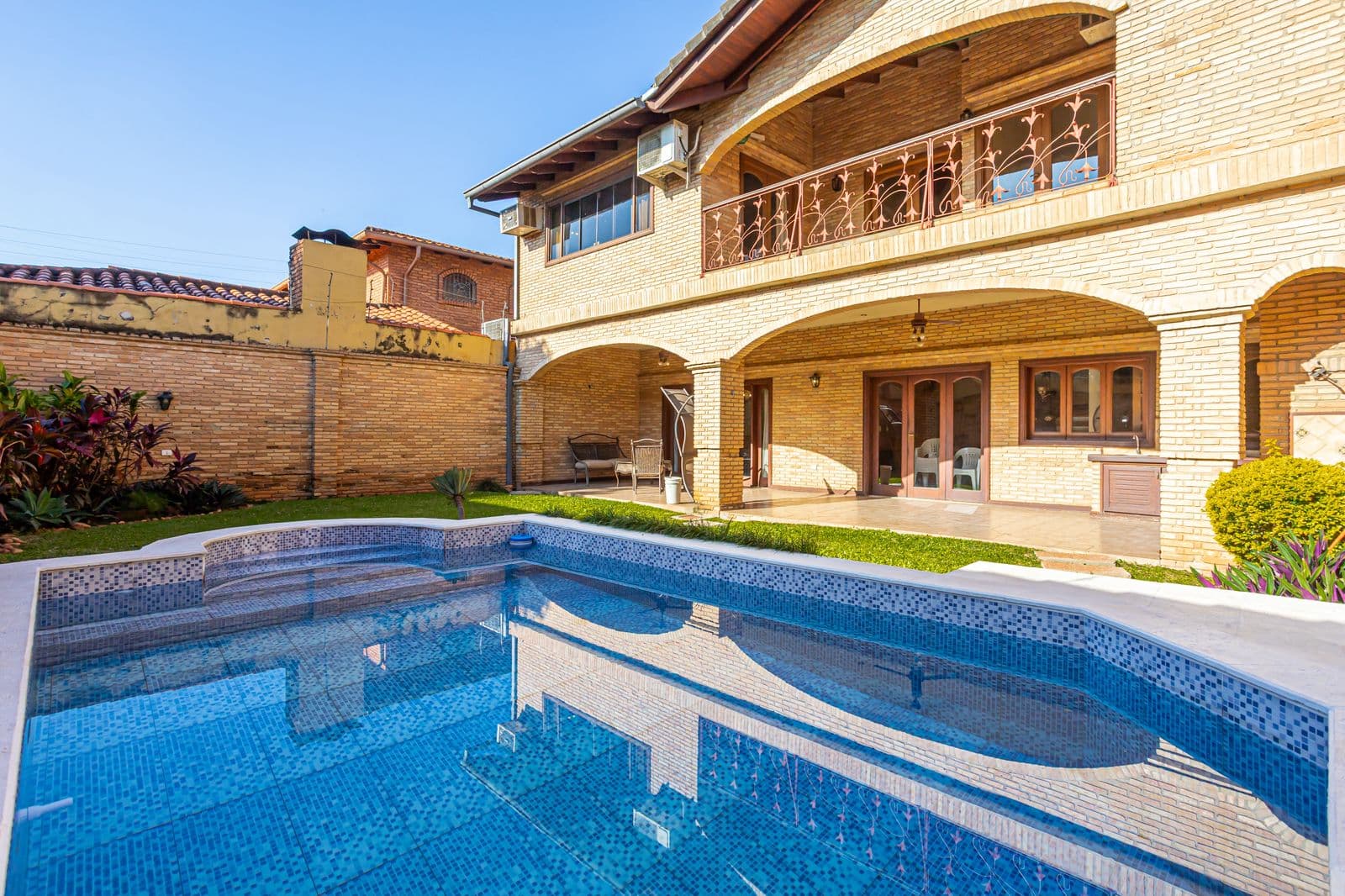 Hermosa Residencia En Venta En Bo. Mburucuyá. Asunción