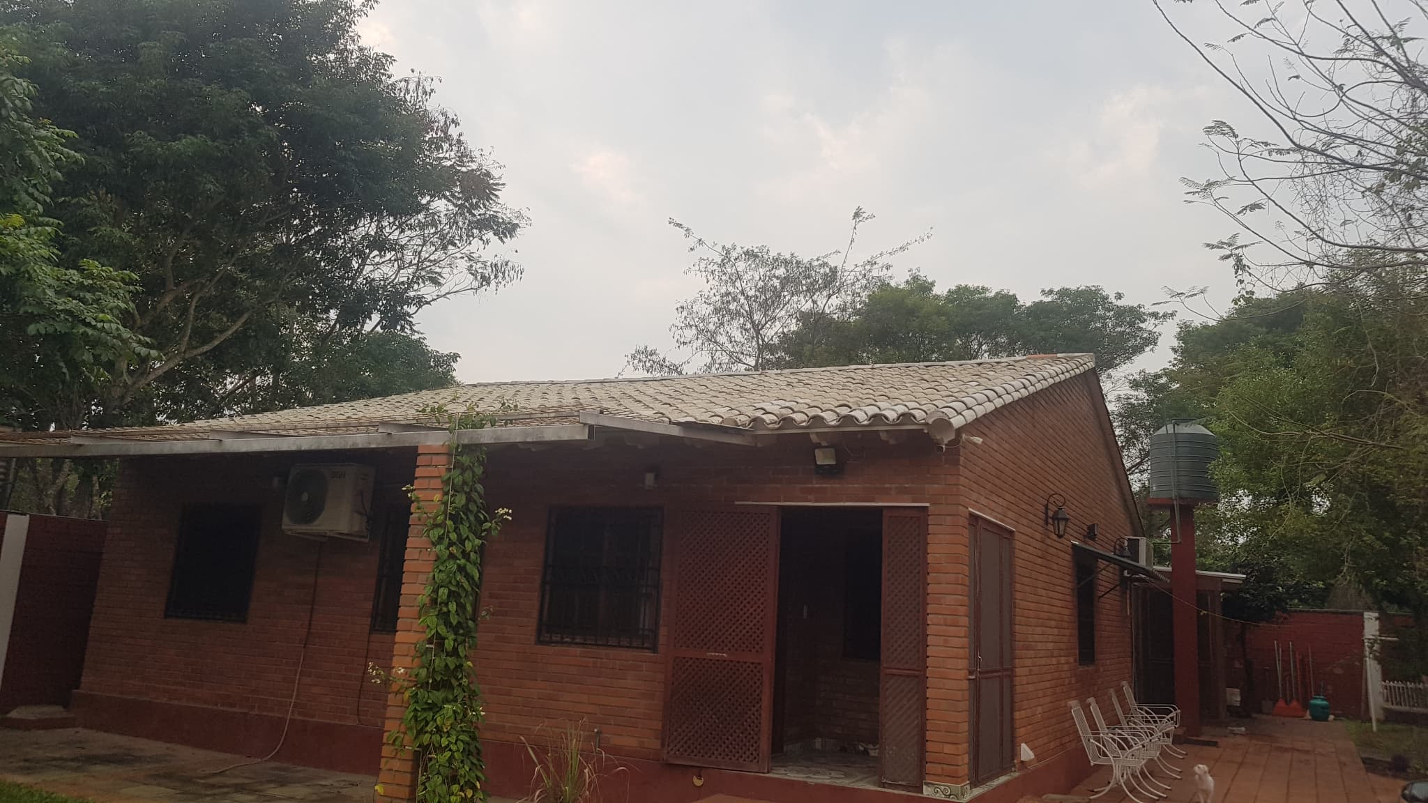 Residencia Amoblada En Ypacaraí: S/ruta, Seguridad, Predio De 720m² Amurallado — foto 2