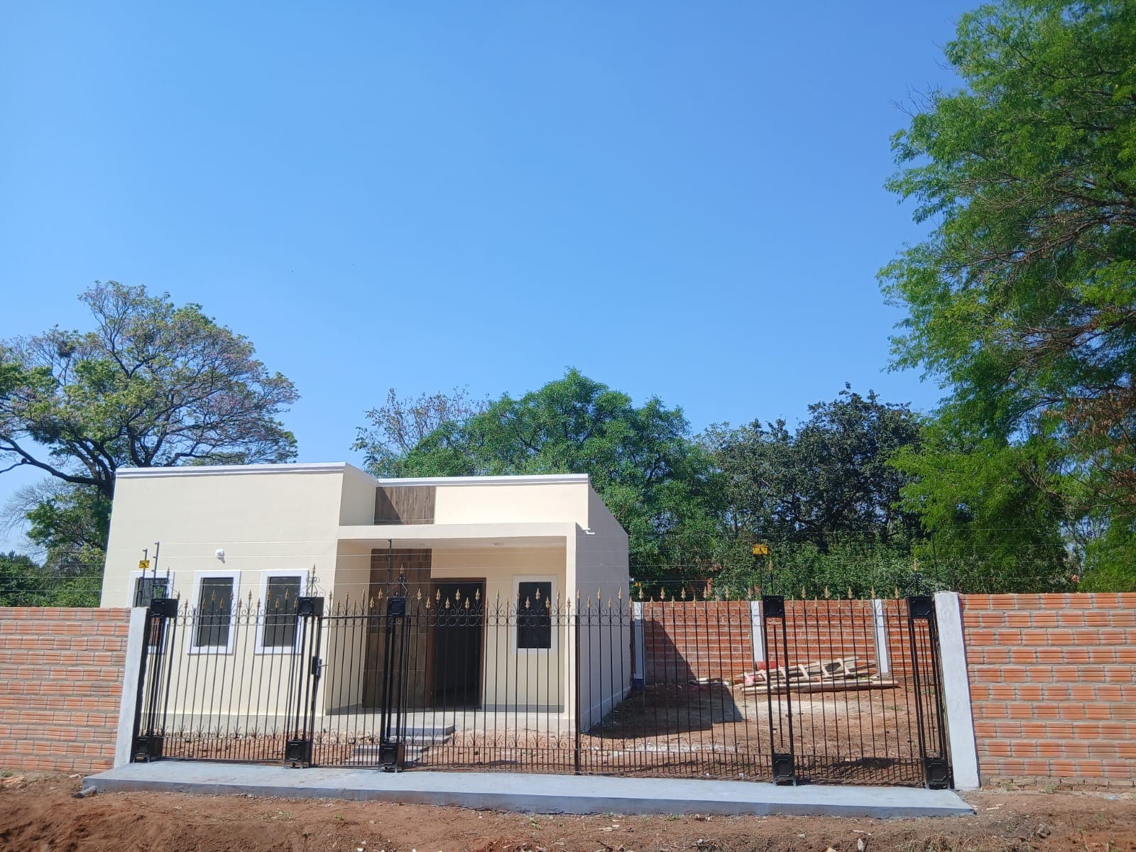Vendo casa en esquina en Ñemby | zona hipermercado luisito