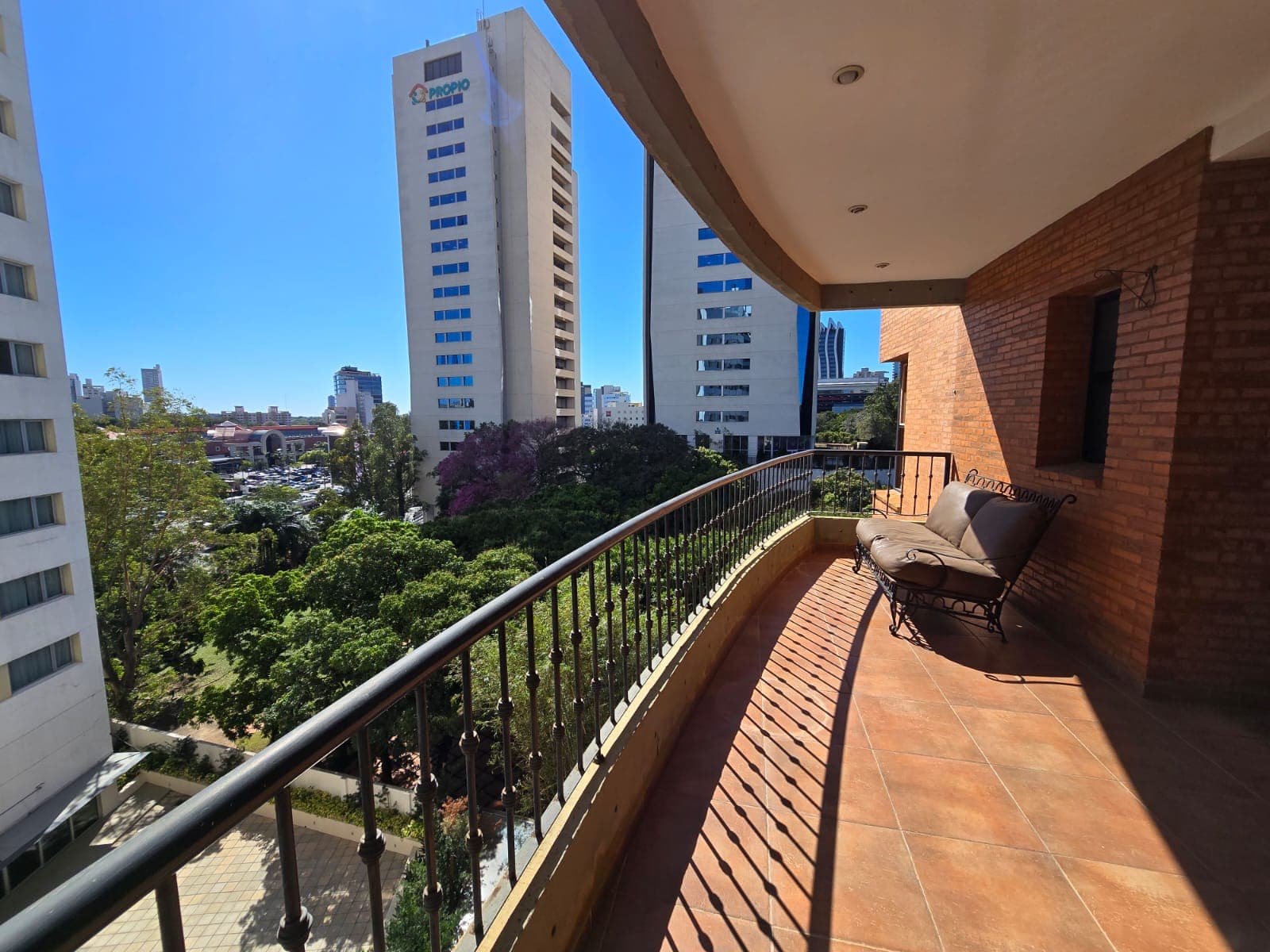 Departamento Amoblado 3 Dormitorios Frente Al Shopping Del Sol — foto 4