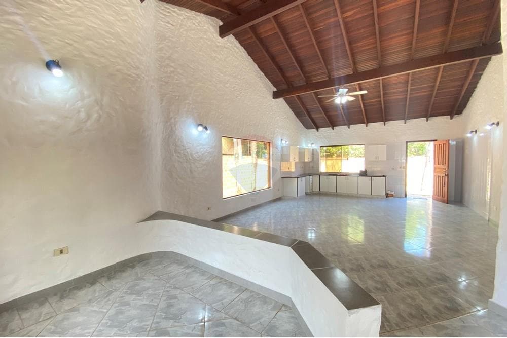 Casa - Alquiler - Paraguay Central Lambaré, foto 2