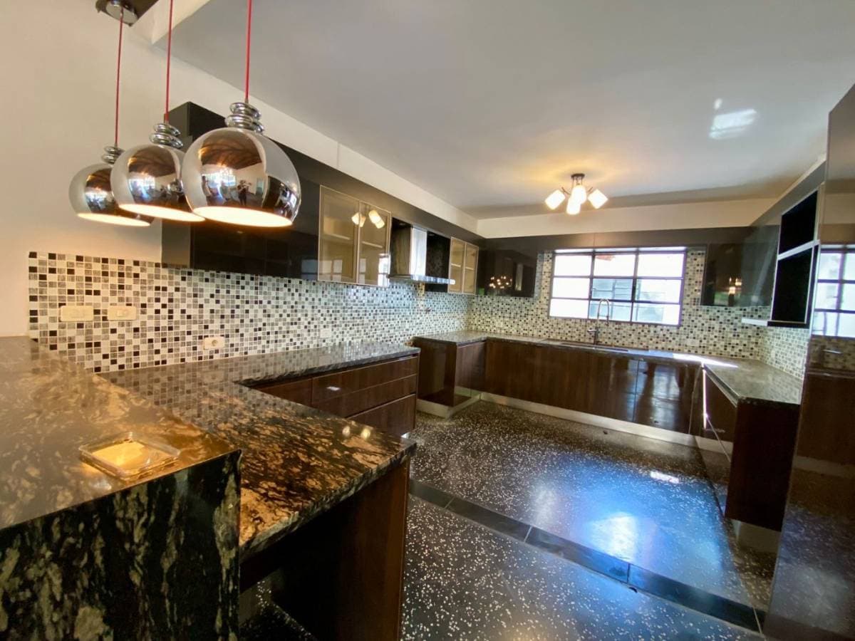 Amplia propiedad para uso residencial o comercial