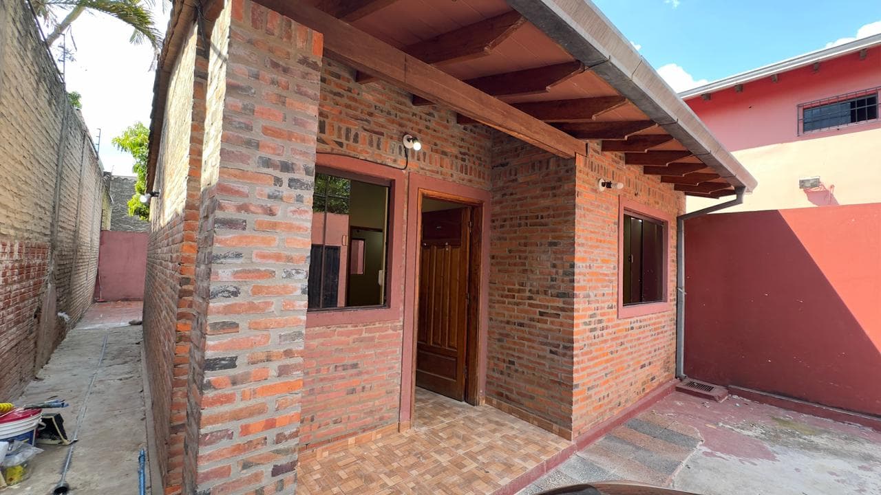 Remato Casa De Dos Dormitorios En El Barrio San Isidro De Lambaré — foto 5