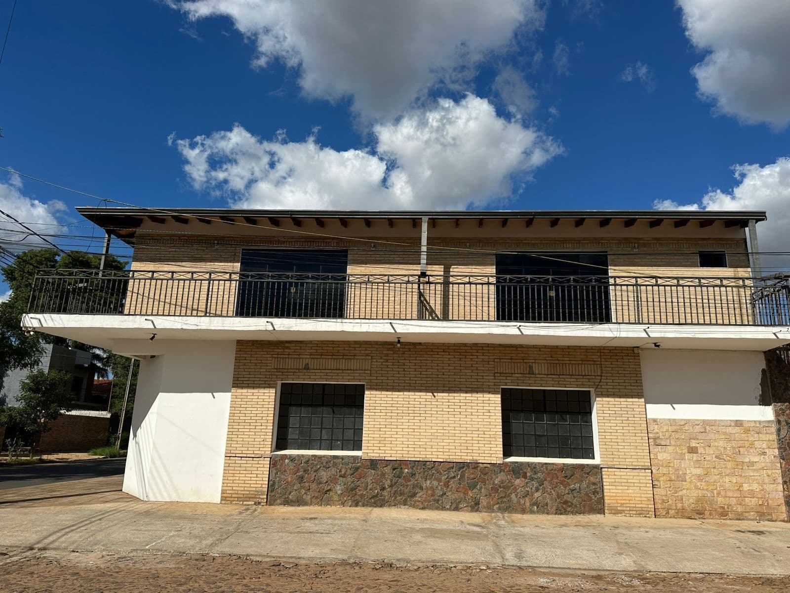 Alquilo salón comercial con oficinas y amplio depósito – Luque 4to barrio