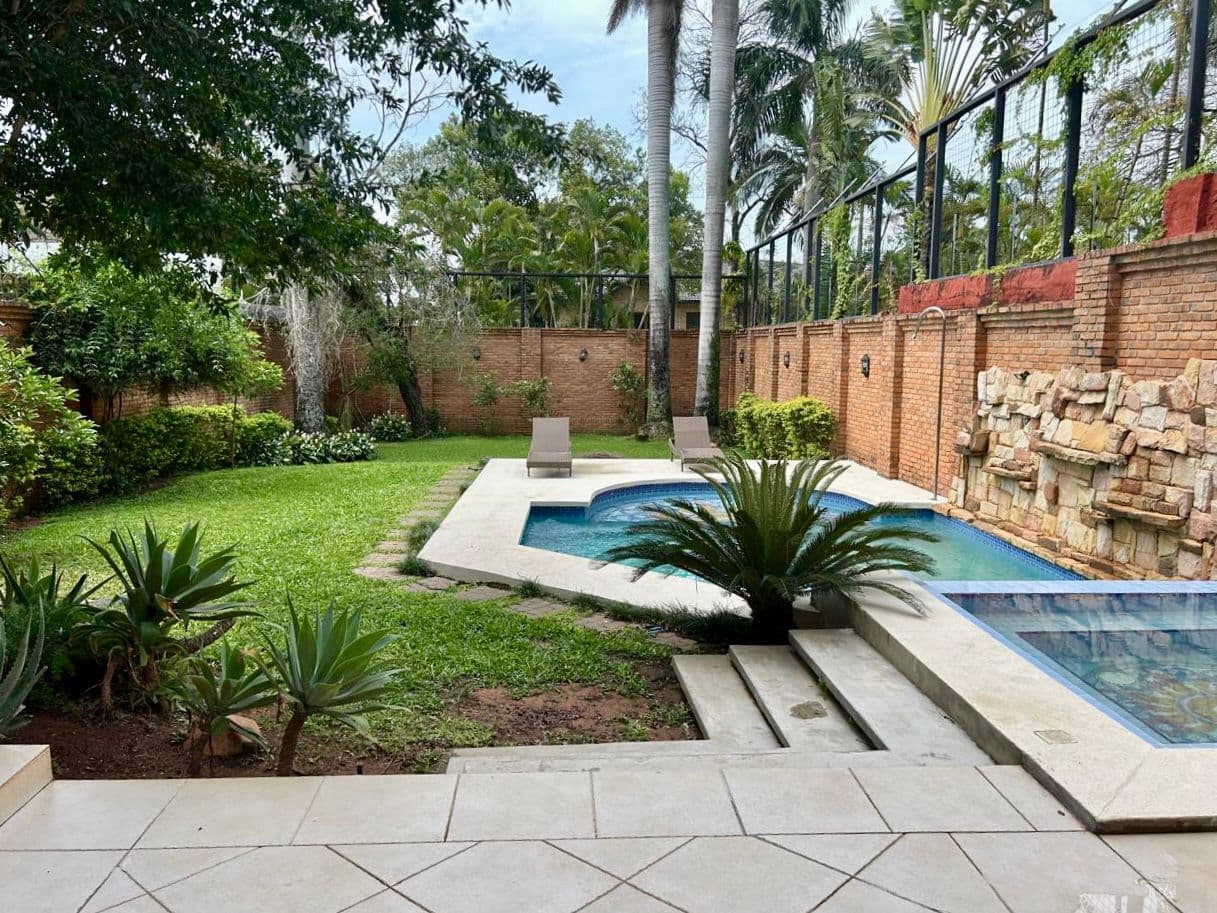 Alquiler – exclusiva residencia de 3 niveles | barrio mburucuyá
