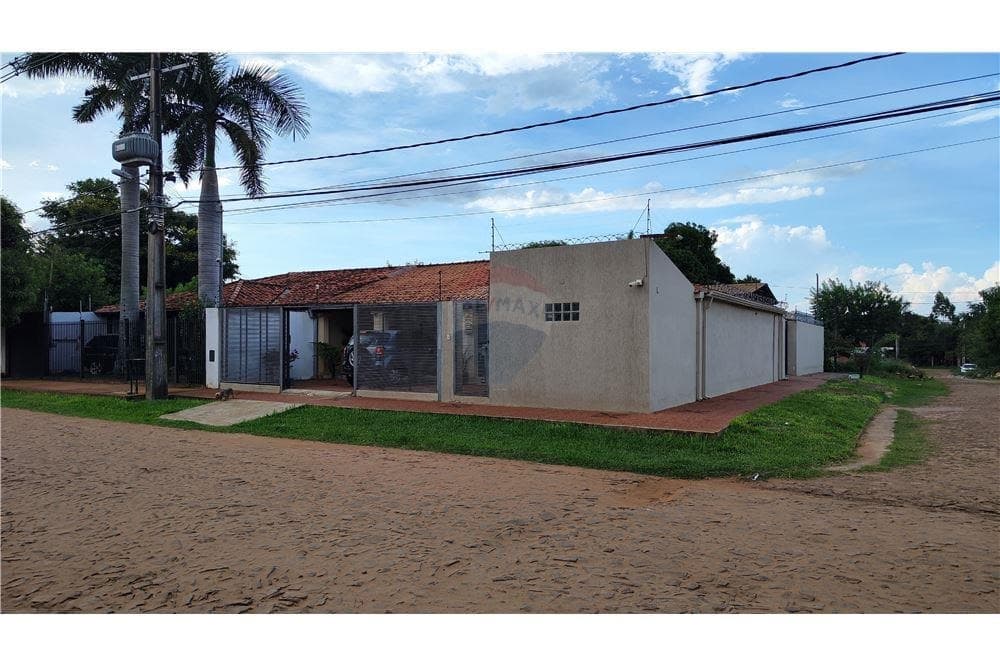 Vendo casa en Luque laurelty en esquina con piscina