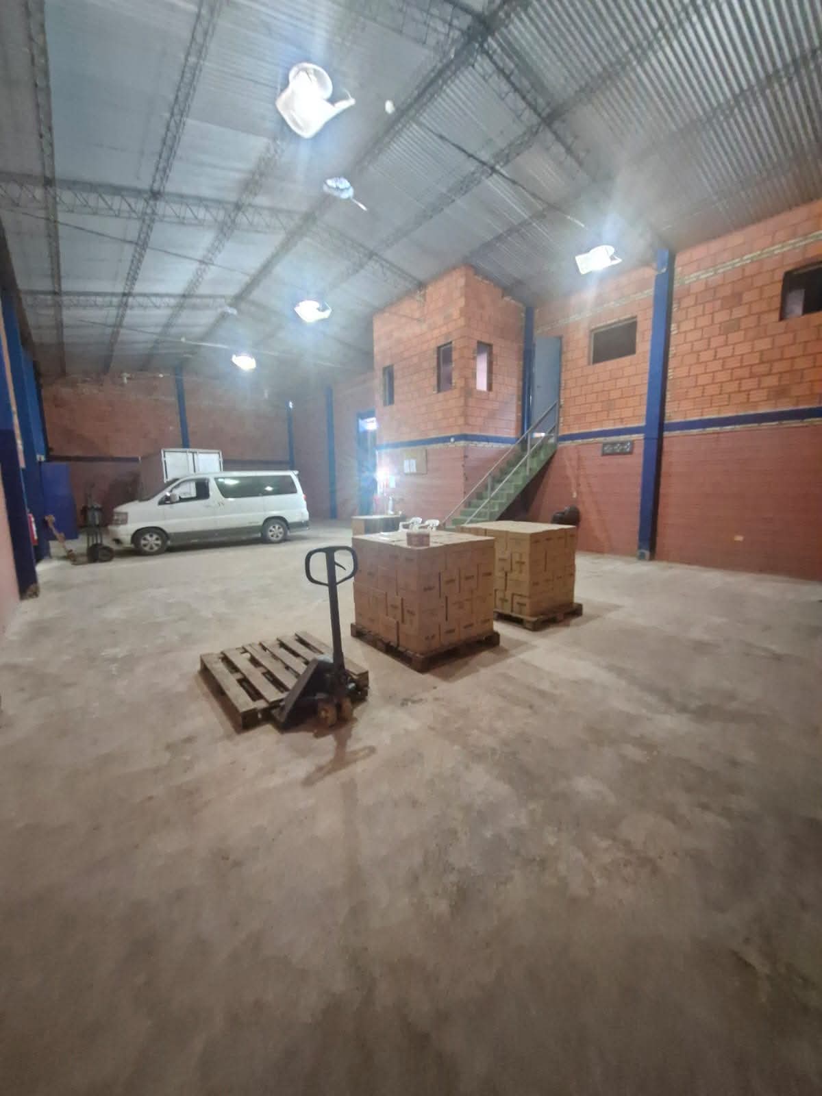 Depósito industrial en loma pytã – zona shopping el portal, foto 2