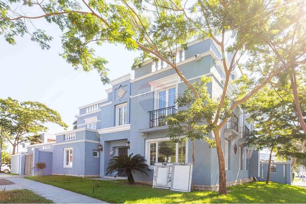 Alquilo imponente Residencia en el Barrio Manora