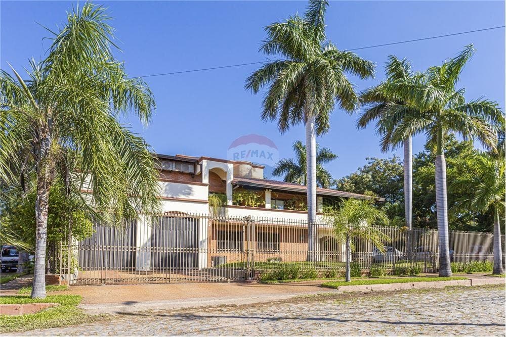 Gran propiedad de 2580 m2 en doble esquina en barrio ykua sati