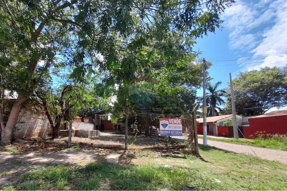 Terreno en esquina. Barrio Kennedy Lambaré