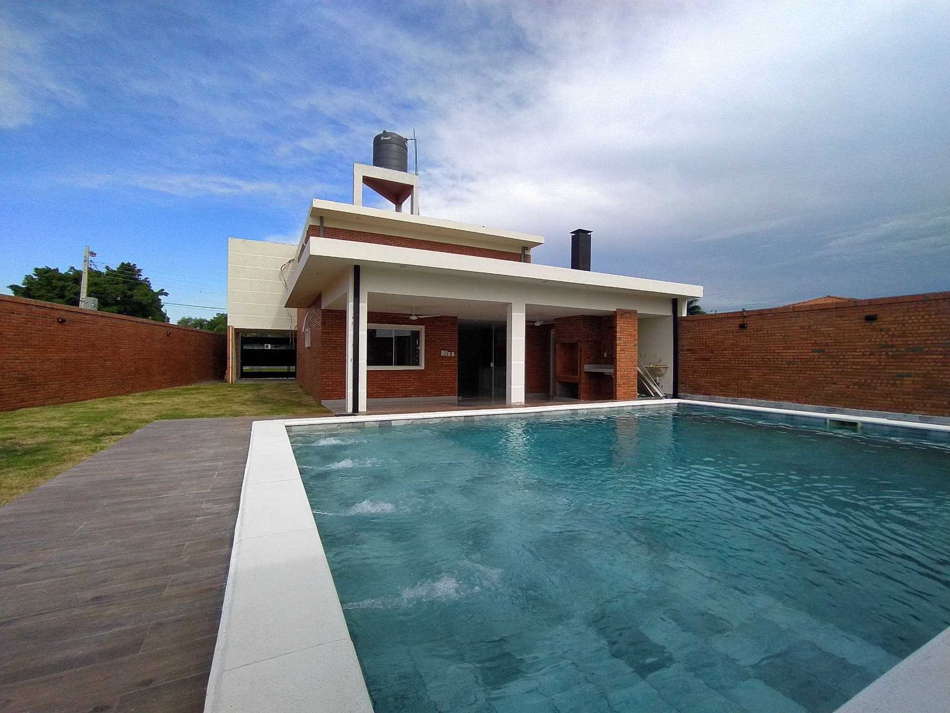 Moderna y Amplia Casa con piscina a Estrenar