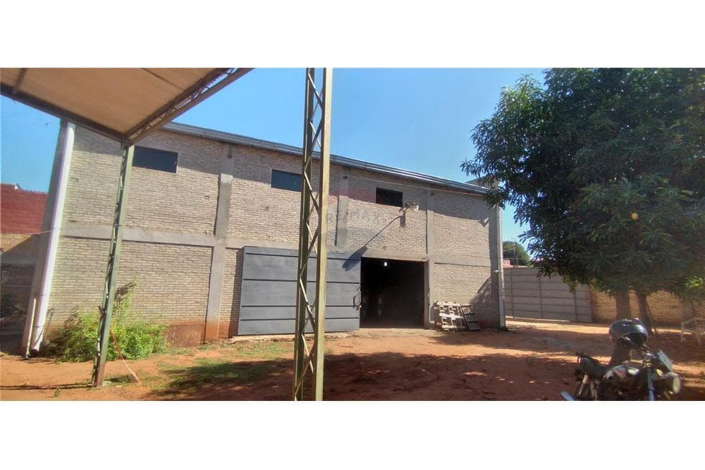 Tinglado con amplio patio en venta, foto 1