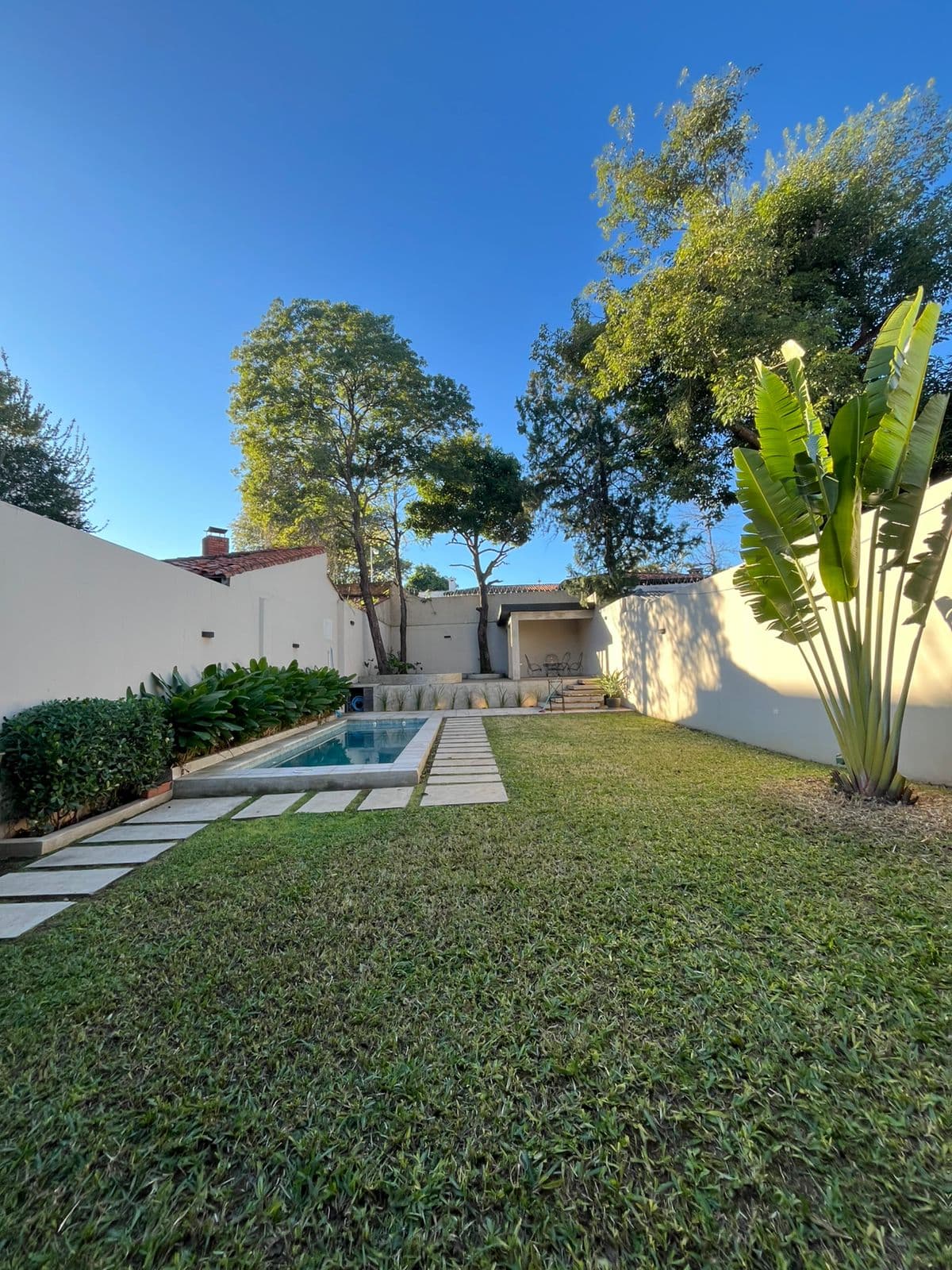 2,000 usd - alquilo hermosa casa de 3 hab. Zona Villa Morra