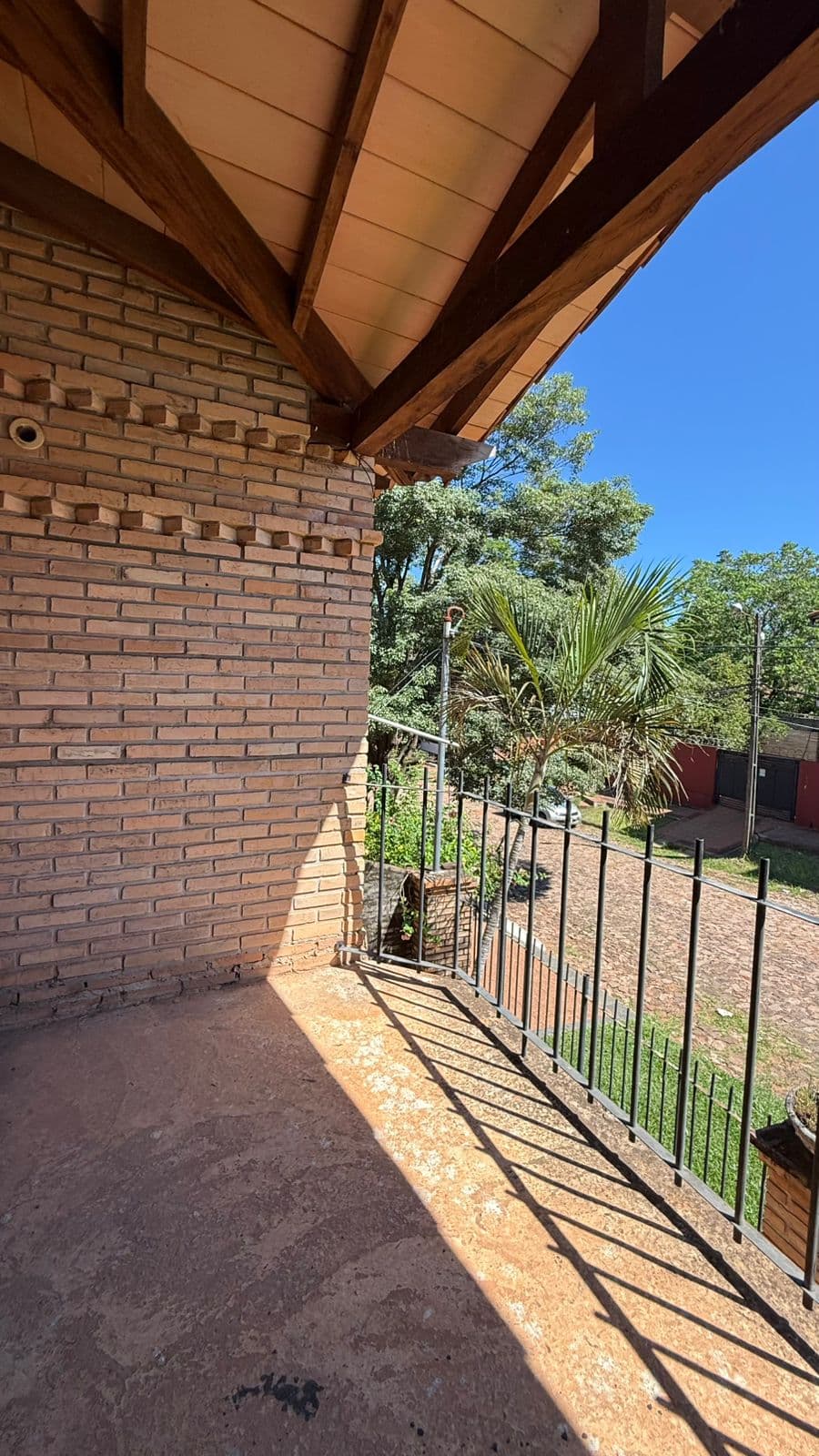 Casa de dos plantas en la ciudad de lambare barrio san antonio — foto 3