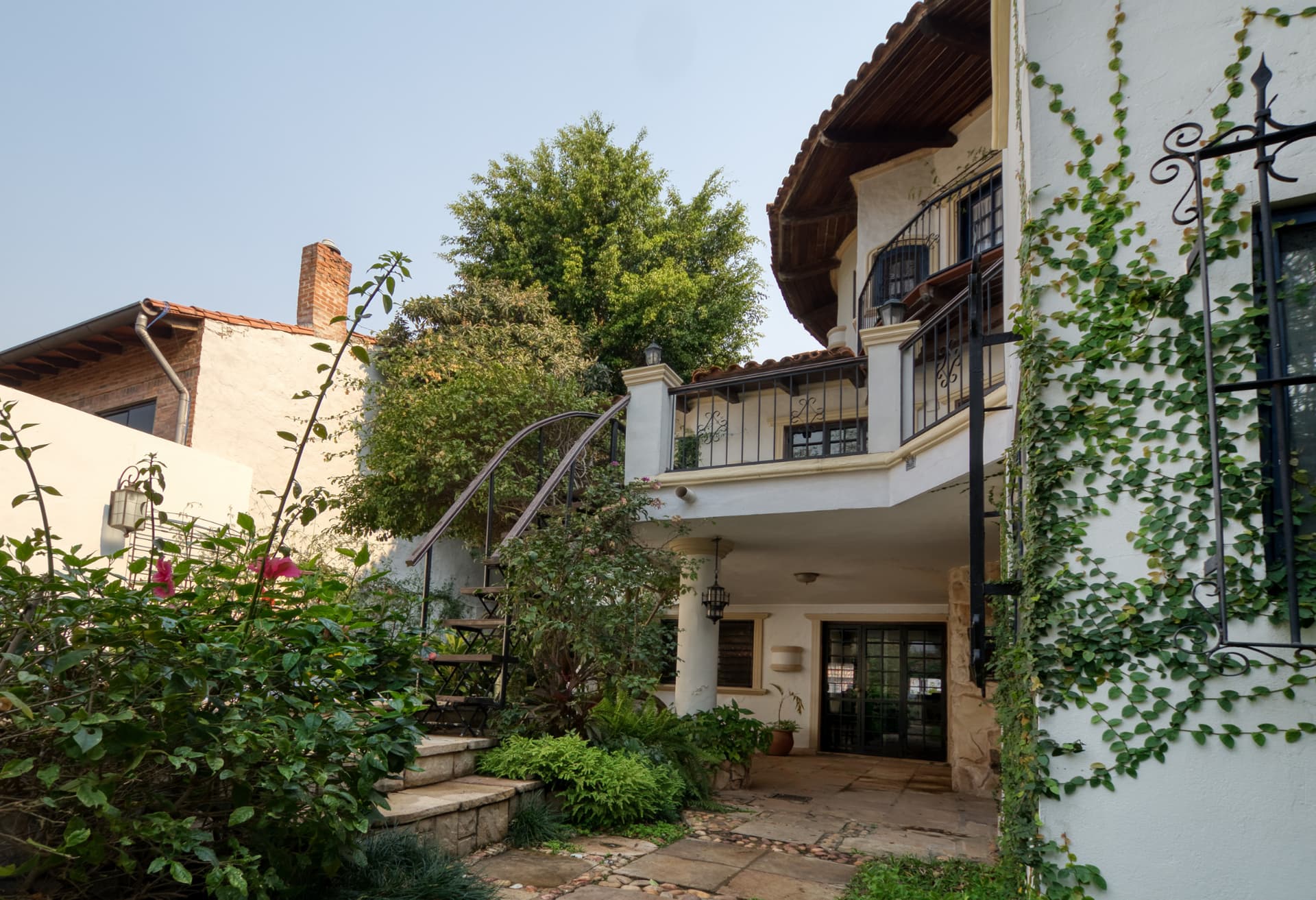 En venta casa 4 dormitorios estillo villa italiana, ycua sati, foto 2