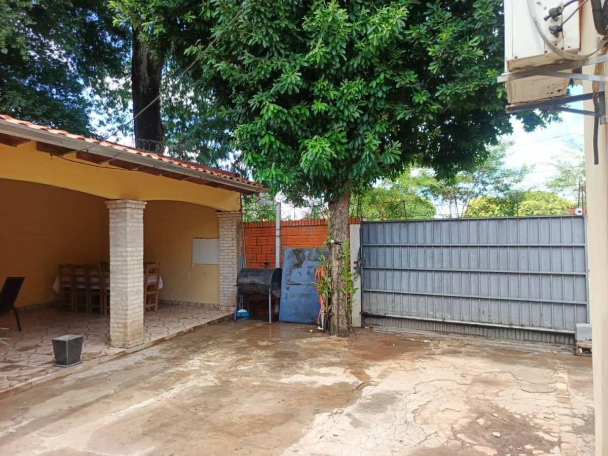 Vendo casa en Mariano Roque Alonso en esquina