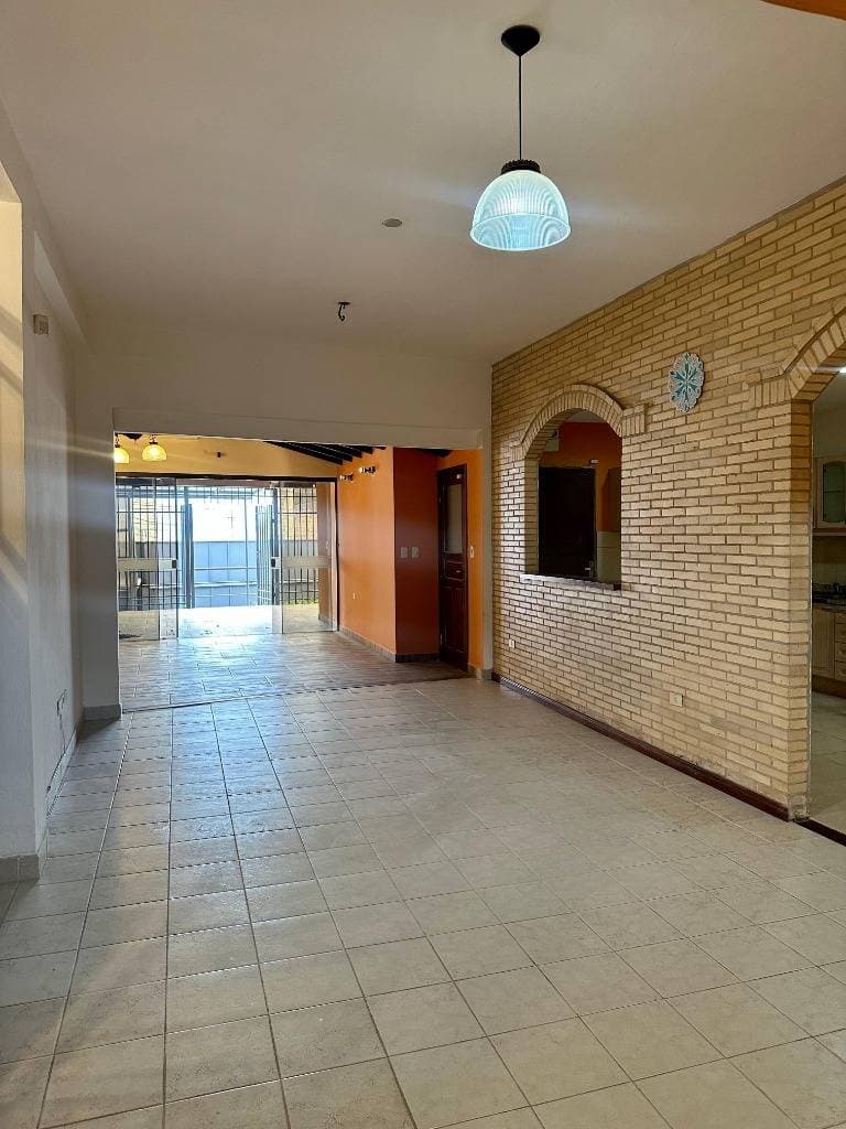 Casa en Las Mercedes sobre valois rivarola — foto 3