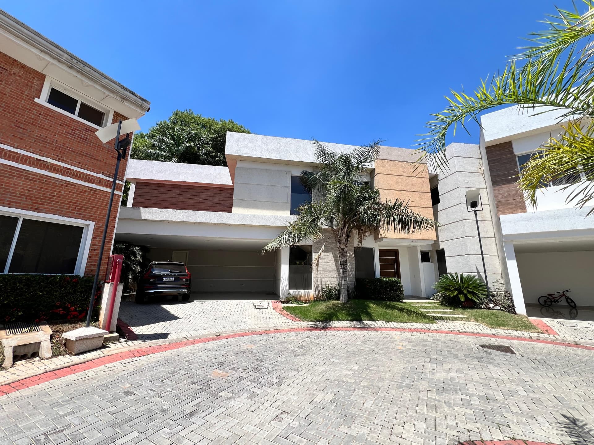 En Alquiler Hermosa Residencia en Exclusivo Condominio de Mburucuya