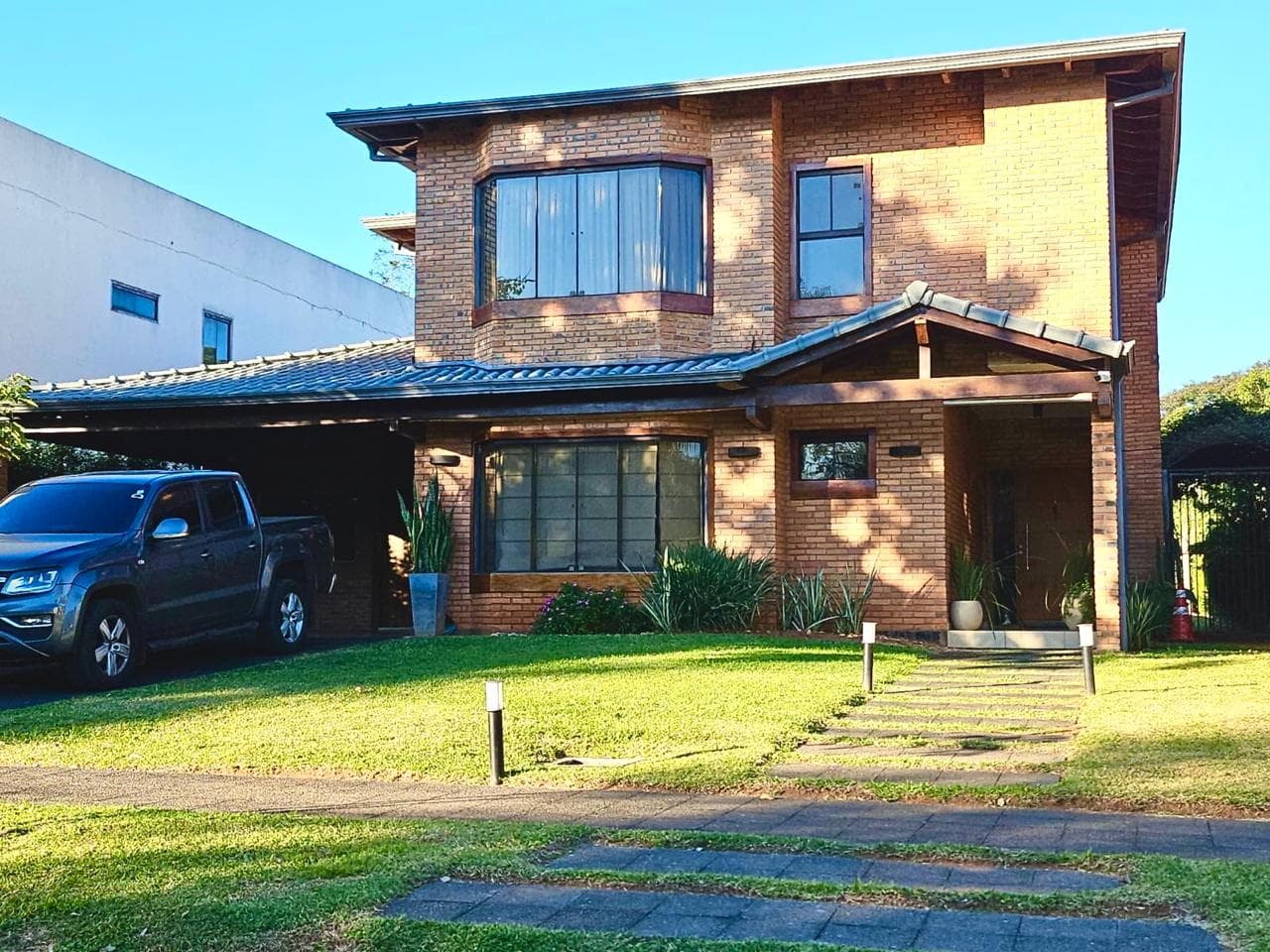 Venta de exclusiva residencia en barrio cerrado plaza los mangos – Lambaré