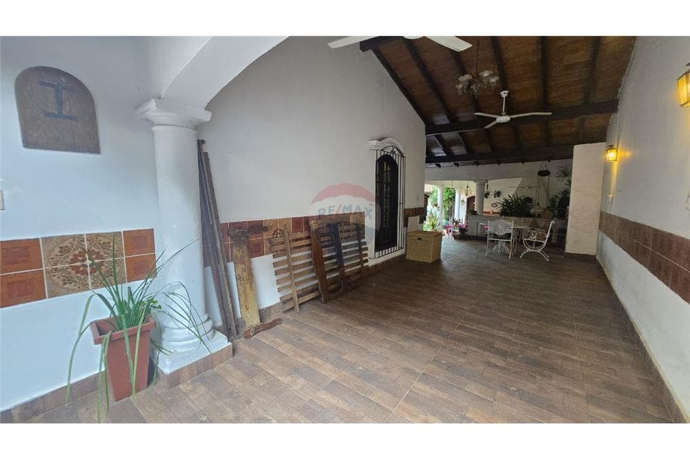 En venta amplia casa de 2 plantas estilo colonial, zona terminal de asunción, foto 2