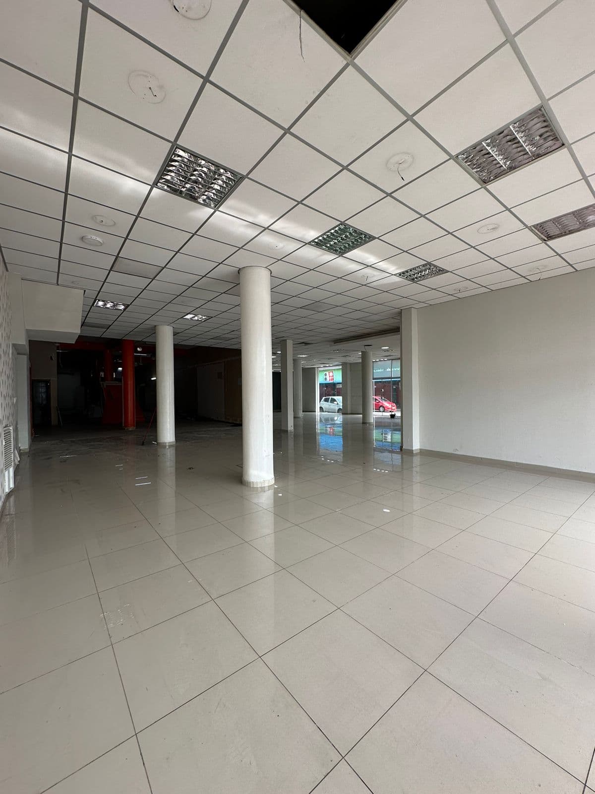 Edificio con amplio local comercial en pb y 2 plantas de oficinas — foto 3