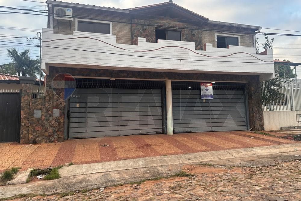 Casa con piscina en venta – Lambaré, san rafael
