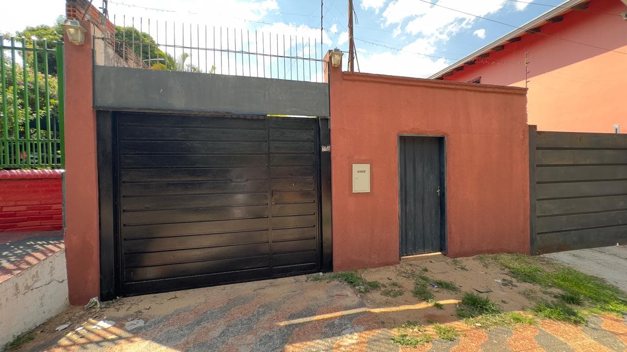 Remato Casa De Dos Dormitorios En El Barrio San Isidro De Lambaré — foto 1