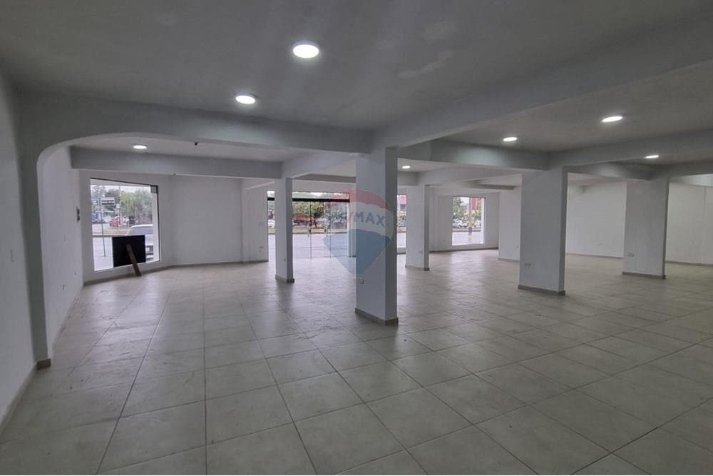 Espacioso local comercial en loma pytá