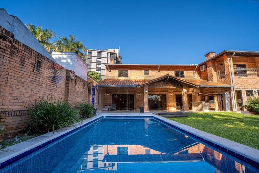 Alquilo residencia de 4 dormitorios en Las Lomas