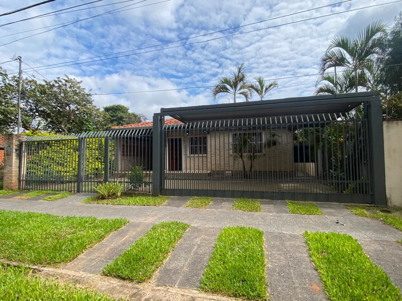 Vendo Casa De Seis Dormitorios En Mariano Roque Alonso