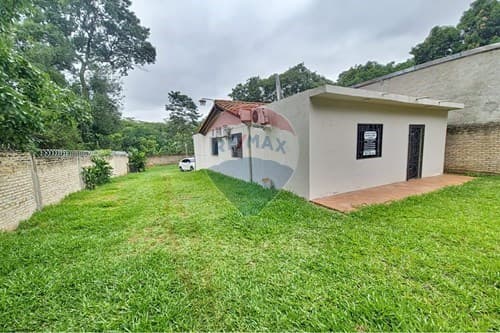 Casa con piscina sobre ruta