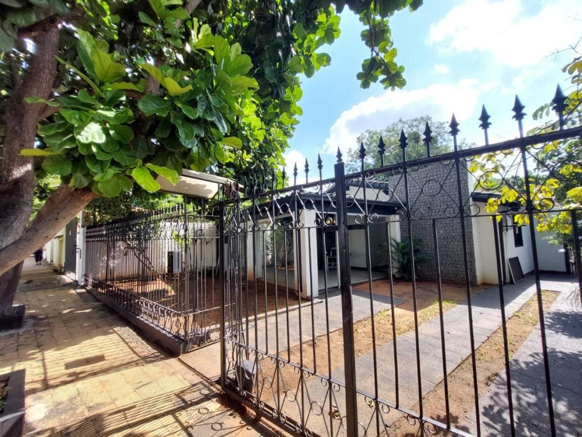 Alquilo amplia casa en barrio villa aurelia