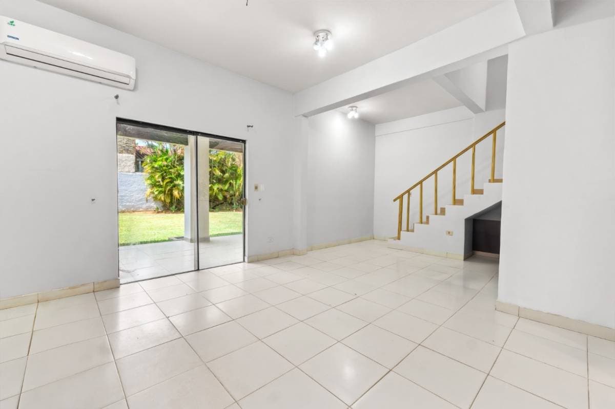 Casa Duplex en 4to Barrio Luque, foto 3