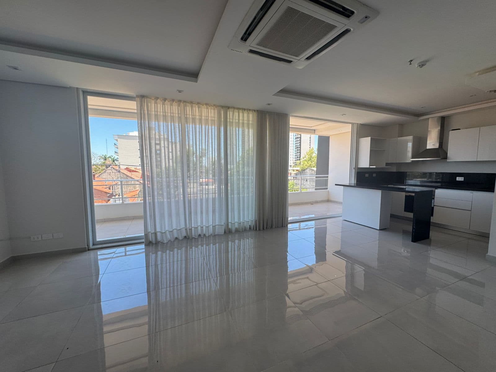 EN ALQUILER – Amplio Departamento | Las Lomas, foto 2