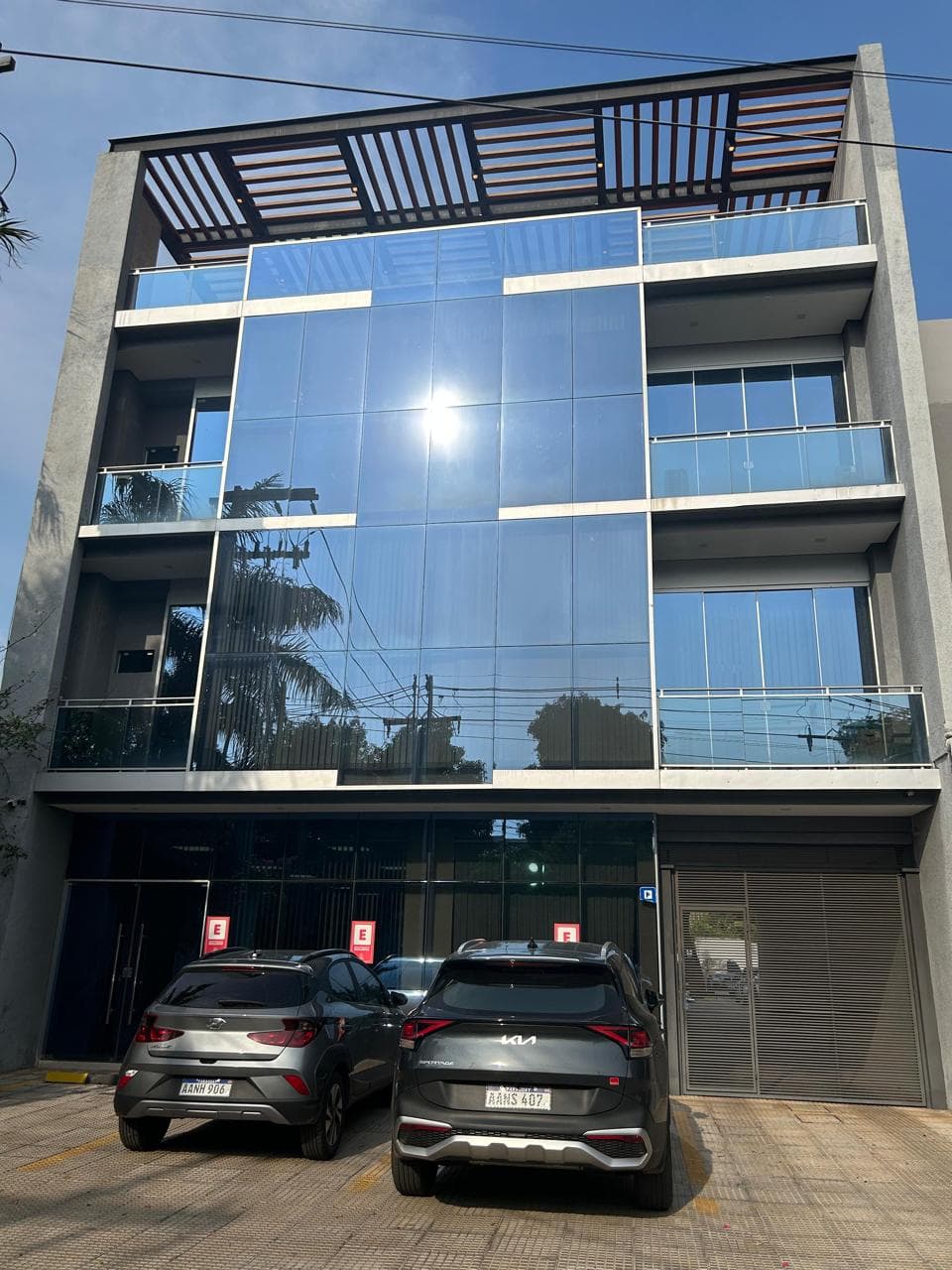 En alquiler moderno edificio corporativo en barrio ycua sati