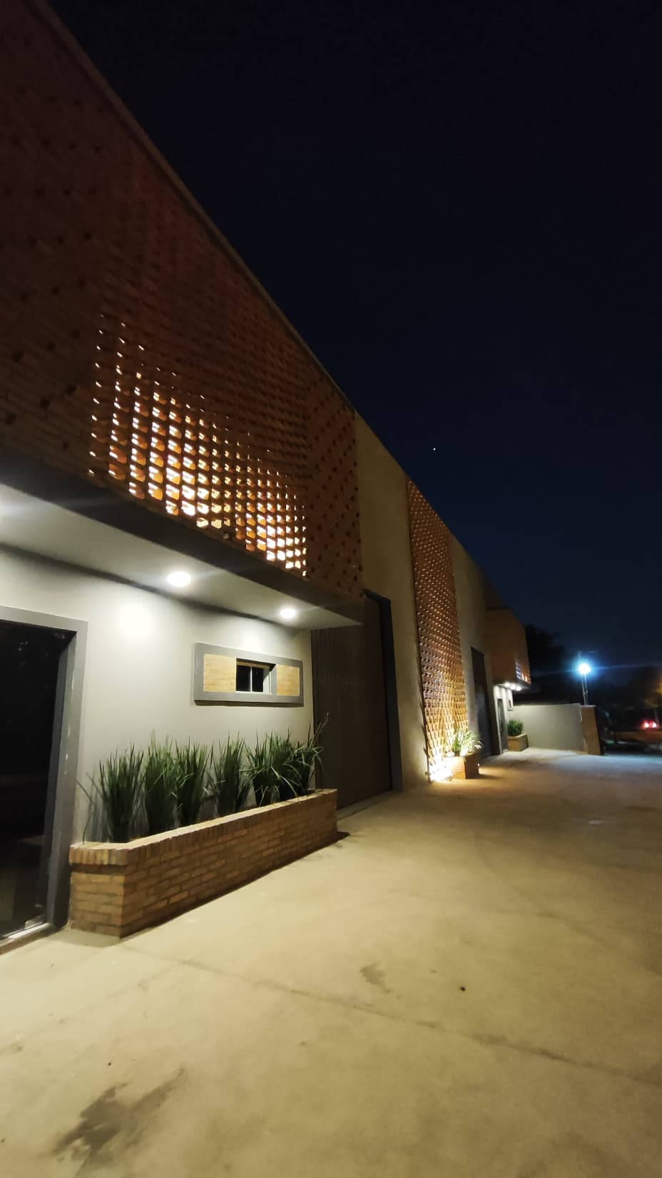 Amplio deposito con oficinas - Showroom, foto 2
