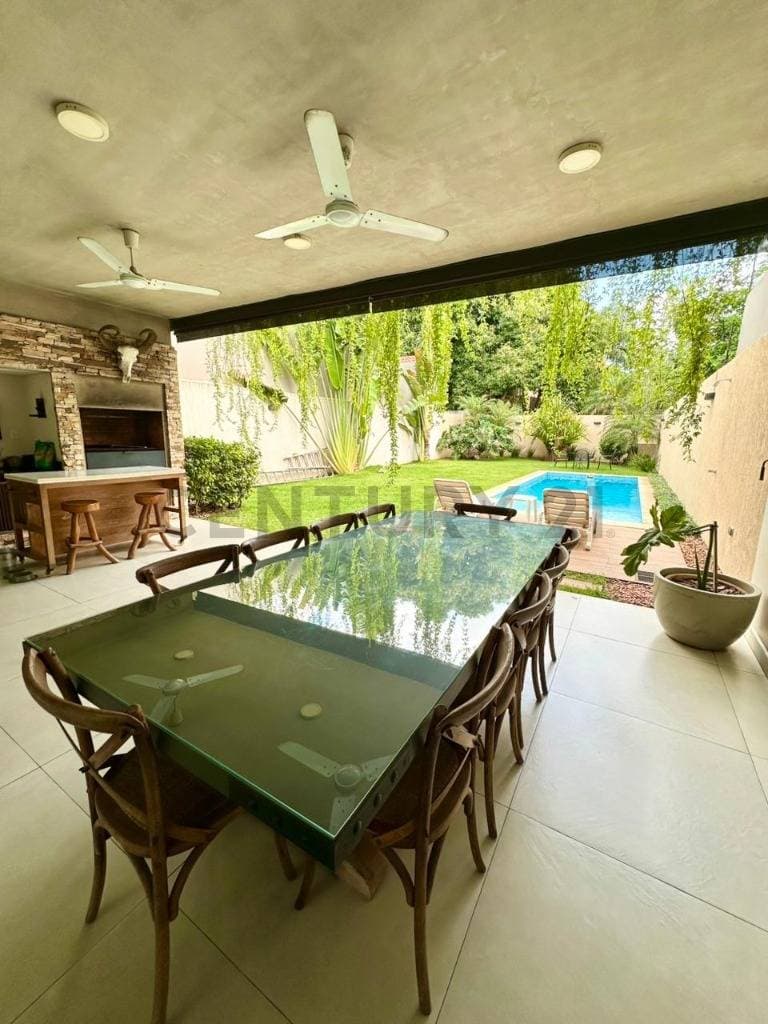 En venta Casa con amplitud y confort - Asunción