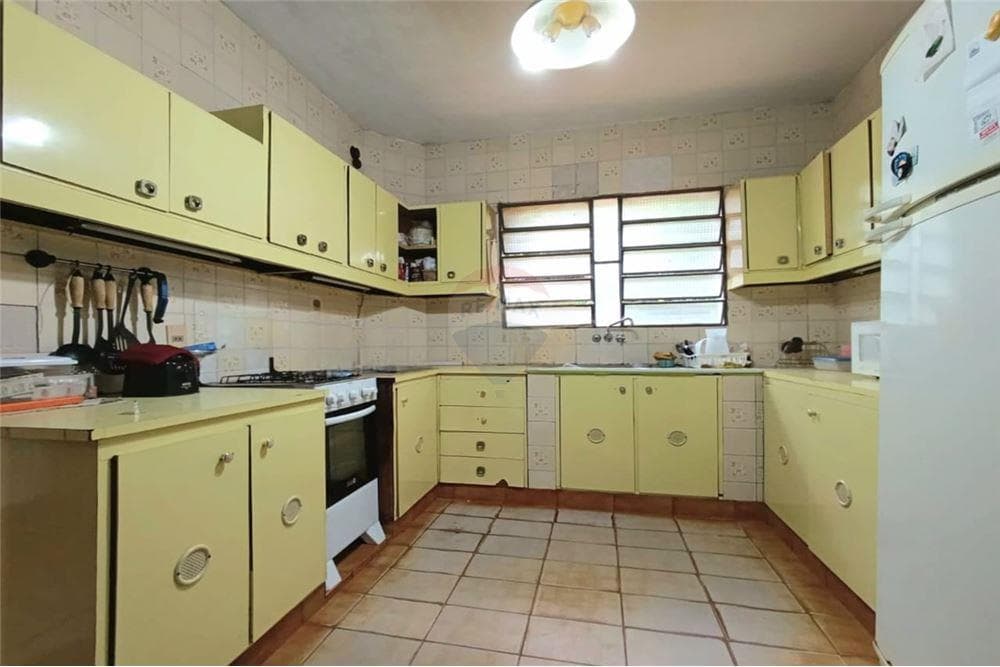 Residencia en amplio terreno con piscina en lambare, foto 3