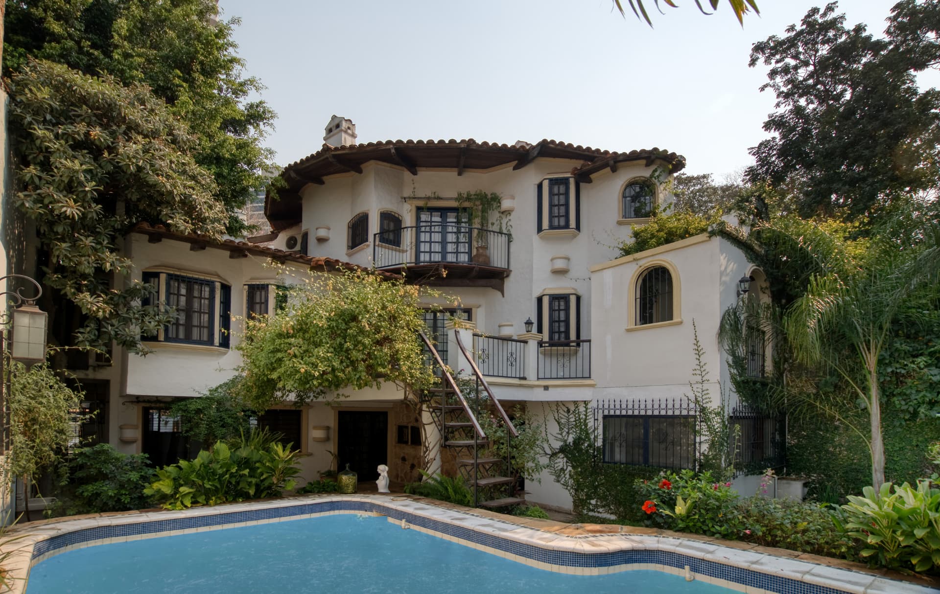 En venta casa 4 dormitorios estillo villa italiana, ycua sati