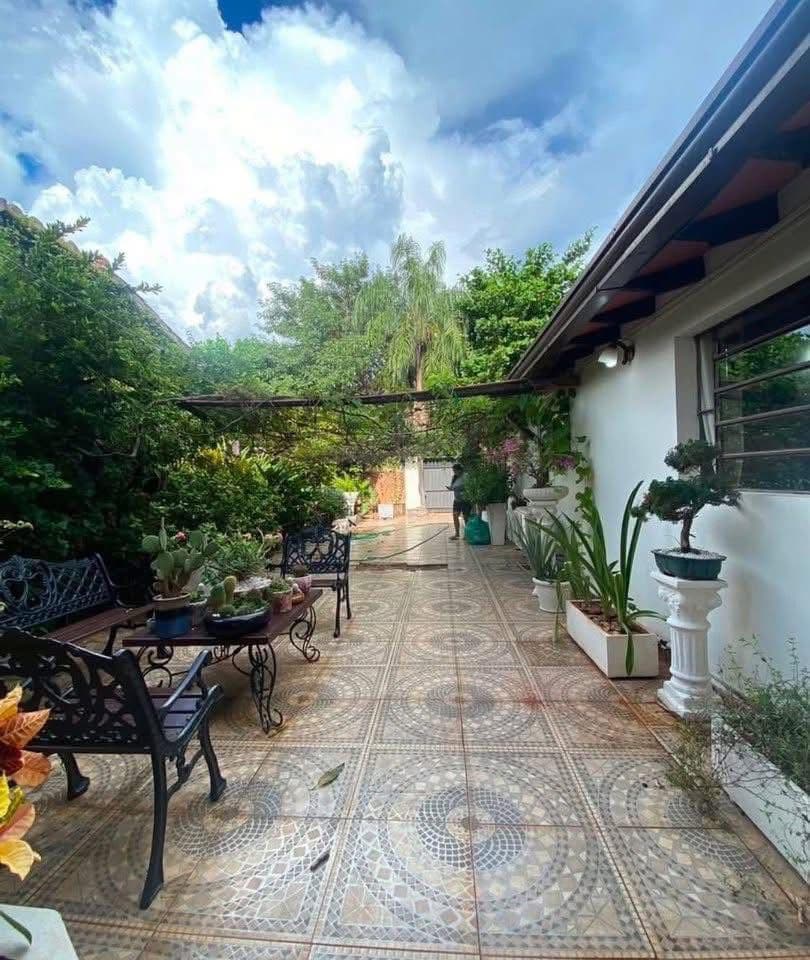 En venta hermosa casa zona Iglesia Capuchinos zona Félix Bogado y Gral Santos, foto 2