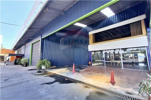 Alquilo amplio tinglado y oficinas sobre acc. Sur
